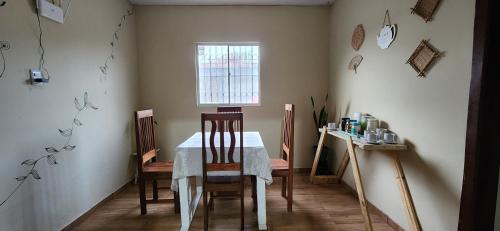 uma sala de jantar com uma mesa e cadeiras e uma janela em Linda casa com exc. localização em Castanhal
