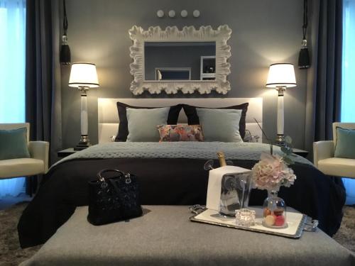 una camera da letto con un letto e un vassoio di cibo sopra di Suite Couture a Ernestviller