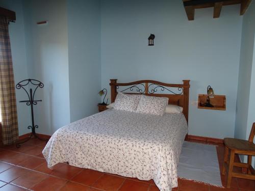 a bedroom with a bed with a white bedspread at El Aravalle, Altillo del Aravalle in Umbrías