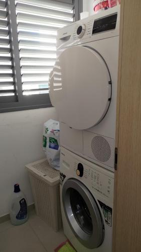 een wasmachine met een spiegel erop bij Green Park in H̱adera