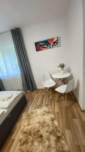 - une chambre avec un lit, une table et des chaises dans l'établissement Focus Hun 2, à Miercurea-Ciuc