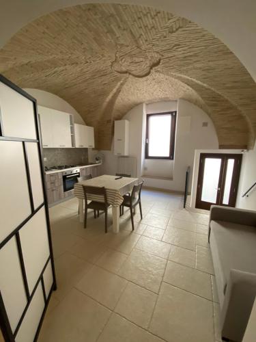 a kitchen and dining room with a table and chairs at Casa vacanza il Rifugio in Troia
