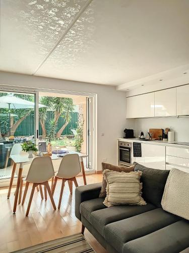 un salon avec un canapé et une table dans l'établissement Superbe appartement avec Jardin, à Villeneuve-Loubet