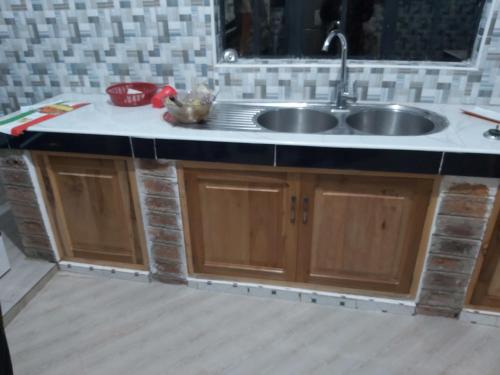 eine Küche mit Spüle und Theke in der Unterkunft Mama Aziz Homestay in Arusha