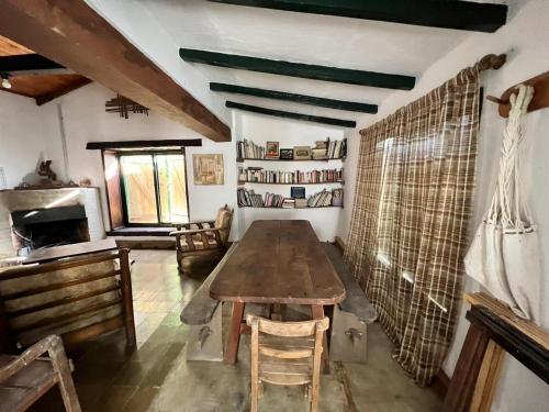 ein Wohnzimmer mit einem Holztisch im Zimmer in der Unterkunft El vallecito in La Ramada
