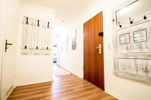 a hallway with a wooden door in a room at SCANDIC-Apartment, Balkony, Free Coffee, 80m2 in Pforzheim