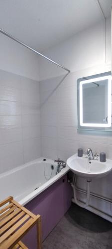 une salle de bain avec un lavabo et une baignoire et un lavabo dans l'établissement Le Barcarès secteur Lydia, au Barcarès