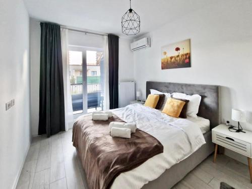 Un dormitorio con una cama grande y una ventana en Sector3 Modern Living and Terrace, en Bucarest