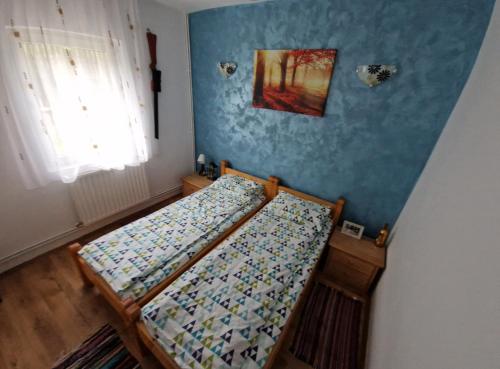 1 dormitorio pequeño con 1 cama en una habitación en Cabana dintre munti, en Gureni