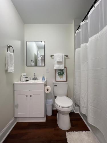 Ένα μπάνιο στο 1BR Near Downtown & Mountain Goat Coffee