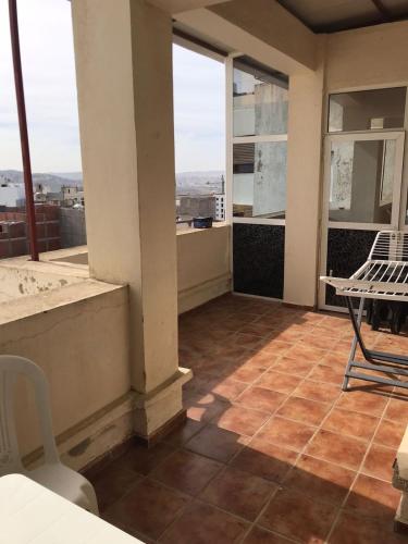 - un balcon avec une table et des chaises dans un bâtiment dans l'établissement Tanja baliya, à Tanger