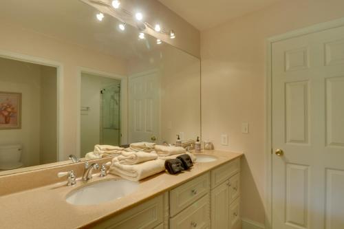 baño con 2 lavabos y espejo grande en Spacious Family-Friendly Virginia Home on 5 Acres!, en Orange