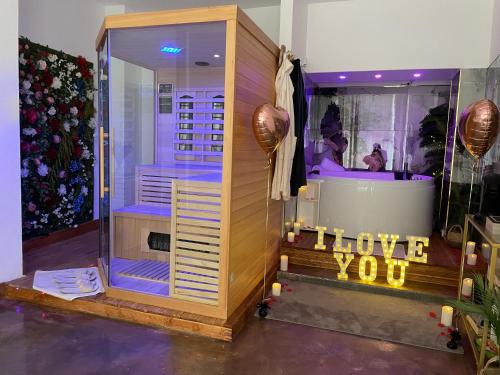 a shower with a sign that says i love you at Modernes Loft mit Whirlpool, Sauna & Billardtisch in Essen