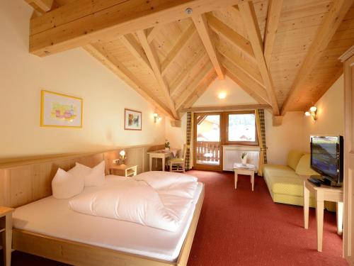 a bedroom with a large white bed in a room at Hotel Neue Post in Sölden