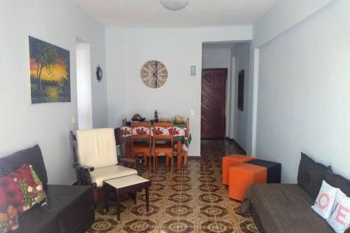ein Wohnzimmer mit einem Tisch und einem Esszimmer in der Unterkunft Apartamento temporada em frente à praia Ponta Negra, Maricá, RJ in Maricá
