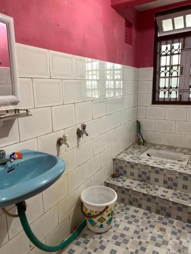 ein Bad mit einem Waschbecken und einem WC in der Unterkunft Solo Stays - Backpacker hostel in Darjeeling