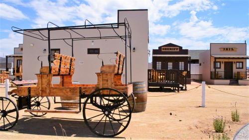 un carruaje tirado por caballos frente a un edificio en Grape Valley Old West Cabins, en Ensenada