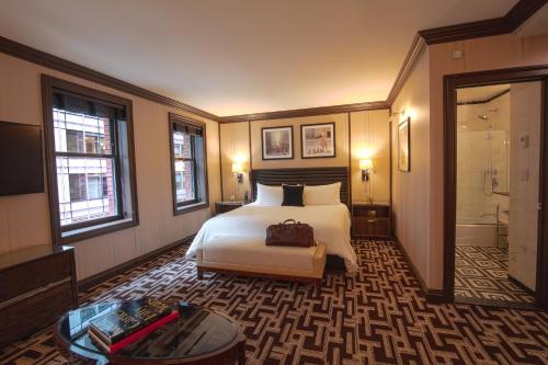 ニューヨークにあるIroquois New York Times Squareのベッドとバスタブ付きのホテルルームです。
