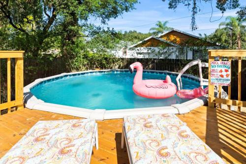 Het zwembad bij of vlak bij Urban Flamingo Retreat Modern Meets Tropical in this Beautiful, Updated Pet Friendly 3BD Pool Home with Outdoor Living Space
