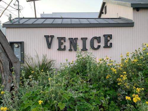 Chic Venice Beach Bungalow Steps from the Canals & Beach photo 48