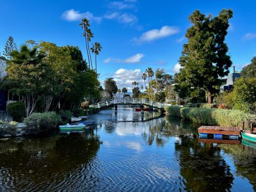 Chic Venice Beach Bungalow Steps from the Canals & Beach photo 56