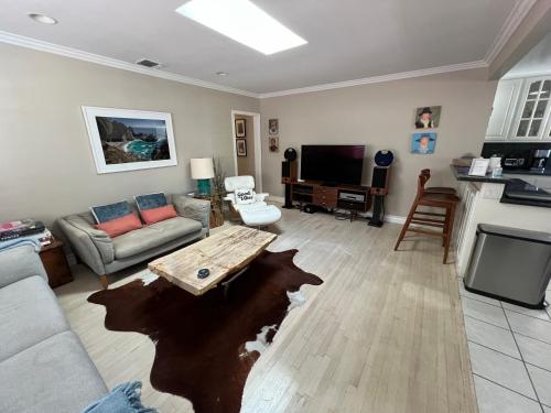 Chic Venice Beach Bungalow Steps from the Canals & Beach photo 15