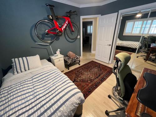 Chic Venice Beach Bungalow Steps from the Canals & Beach photo 25