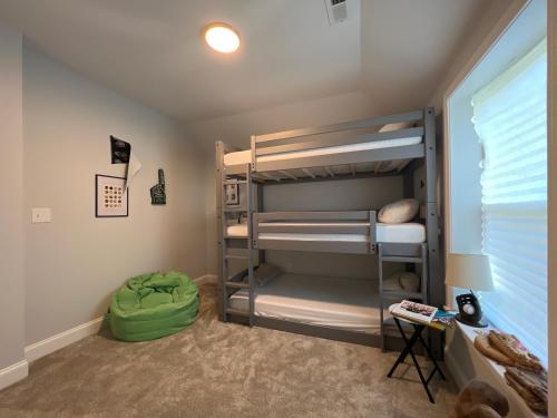 een slaapkamer met een stapelbed in een kamer bij 5BR 4B Huge Space with 2 Level Game Barn in Greenville