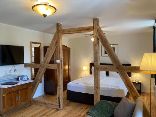ein Schlafzimmer mit einem Etagenbett und einem TV in der Unterkunft Zum alten Müller-Jäger in Lübbenau