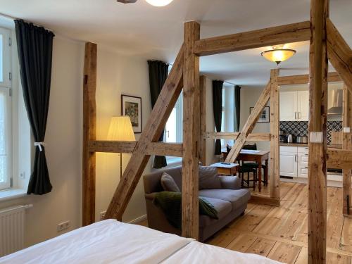 Zimmer mit einem Hochbett und einem Wohnzimmer in der Unterkunft Zum alten Müller-Jäger in Lübbenau