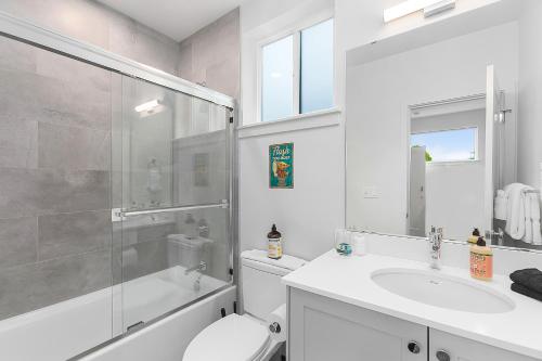 シアトルにあるJabba's Palaceのバスルーム(シャワー、トイレ、シンク付)