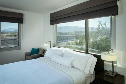 una camera con un letto bianco e una grande finestra di Element Las Vegas Summerlin a Las Vegas