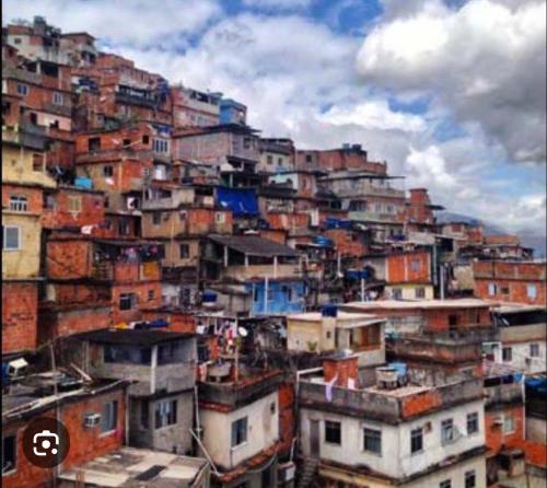 un montón de casas en la cima de una colina en Apartamento não está disponível en Río de Janeiro