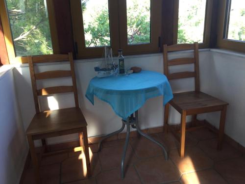 una mesa con 2 sillas y una botella de vino en Bio Land Athens, en Atenas