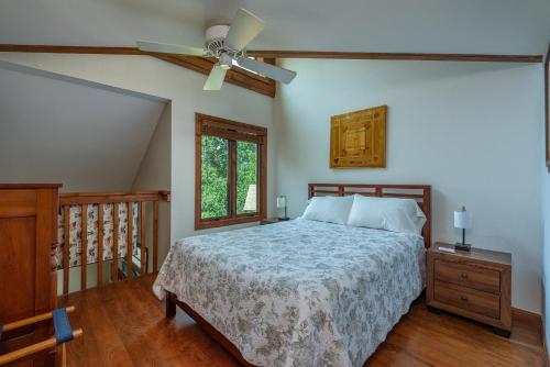 Un pat sau paturi într-o cameră la See Level Charcoal Grill, Deck & Breathtaking Year-Round Mountain Views!