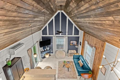 una vista sul soffitto di un soggiorno in una casetta di Tiny Victorian built on TV show 2br 1 ba a Gainesville
