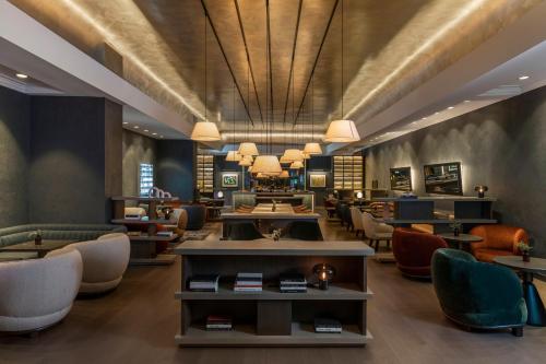 Ruang duduk di Thompson Central Park New York, by Hyatt