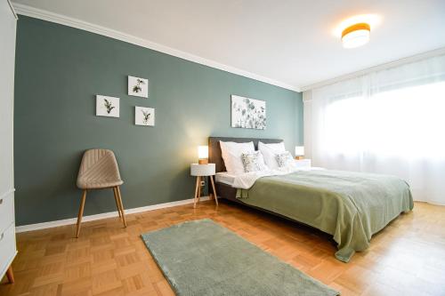 プフォルツハイムにあるSCANDIC-Apartment, Balkony, Free Coffee, 80m2の青い壁のベッドルーム1室(ベッド1台付)