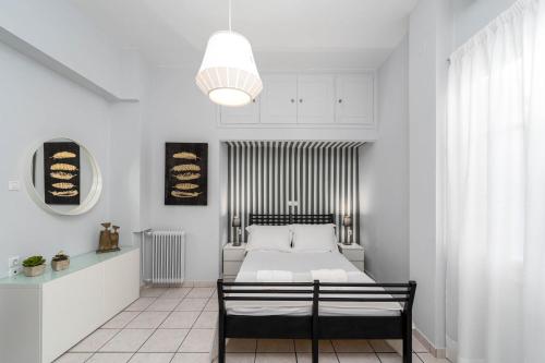 una camera con letto e luce a ciondolo di Angelica apartment a Aigio