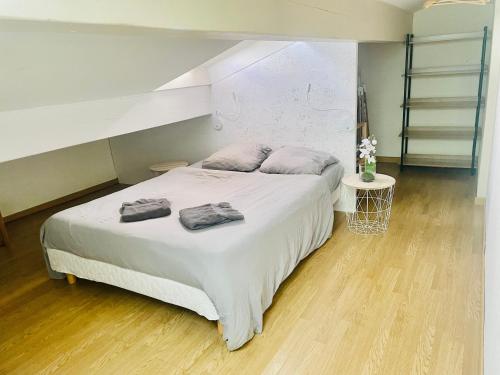 - une chambre avec un lit et 2 serviettes dans l'établissement Le 7ème Ciel - 3 étoiles, à Thonon-les-Bains