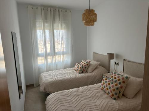 1 Schlafzimmer mit 2 Betten und einem Fenster in der Unterkunft Casa Los Caños de Alhama in Alhama de Almería