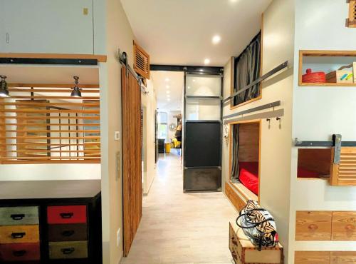 un couloir d'une maison avec une porte et une pièce dans l'établissement Un écrin à Cassis, à Cassis