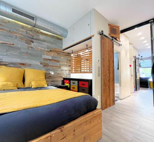 une chambre avec un lit et un mur en bois dans l'établissement Un écrin à Cassis, à Cassis