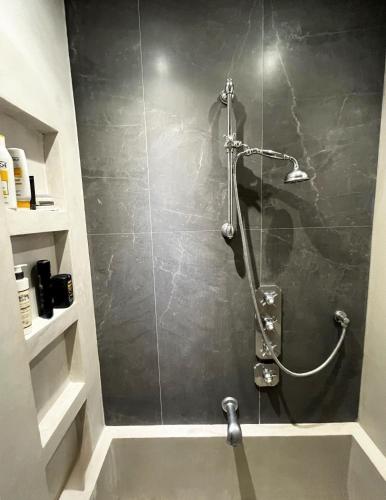 La salle de bains est pourvue d'une douche et d'une paroi en verre. dans l'établissement Un écrin à Cassis, à Cassis