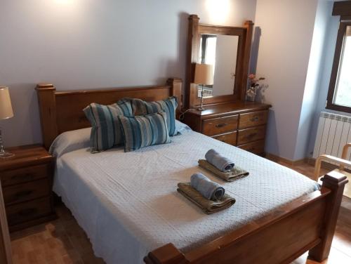 a bedroom with a bed with towels and a mirror at Maittia-Larraona in Larraona