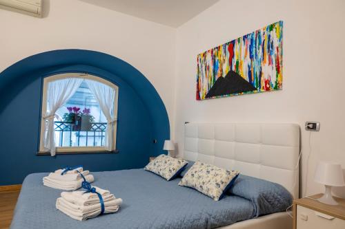 Casa Adalù في نابولي: غرفة نوم عليها سرير وفوط