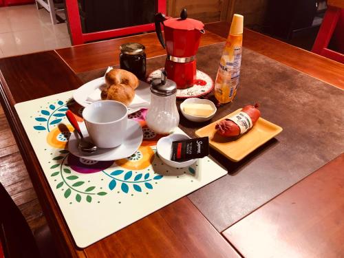 una mesa con un set de té encima en Patagonia Dream’s, en Puerto Montt