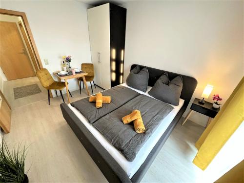a bedroom with a bed with two teddy bears on it at Gemütliches Studio im Bayerwald +POOL +SAUNA +WIFI in Zwiesel