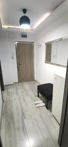 una stanza vuota con una porta e un pavimento in legno di Lion Crib a Bacău