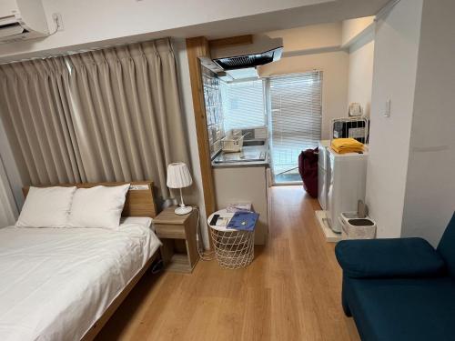 1 dormitorio pequeño con 1 cama y cocina en Rhodes Kagurazaka - Vacation STAY 77324v en Tokio